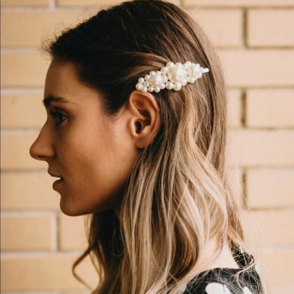 BLOGGER FAVE pearl hair clip 2 clips for 5$ - Picture 8 of 8